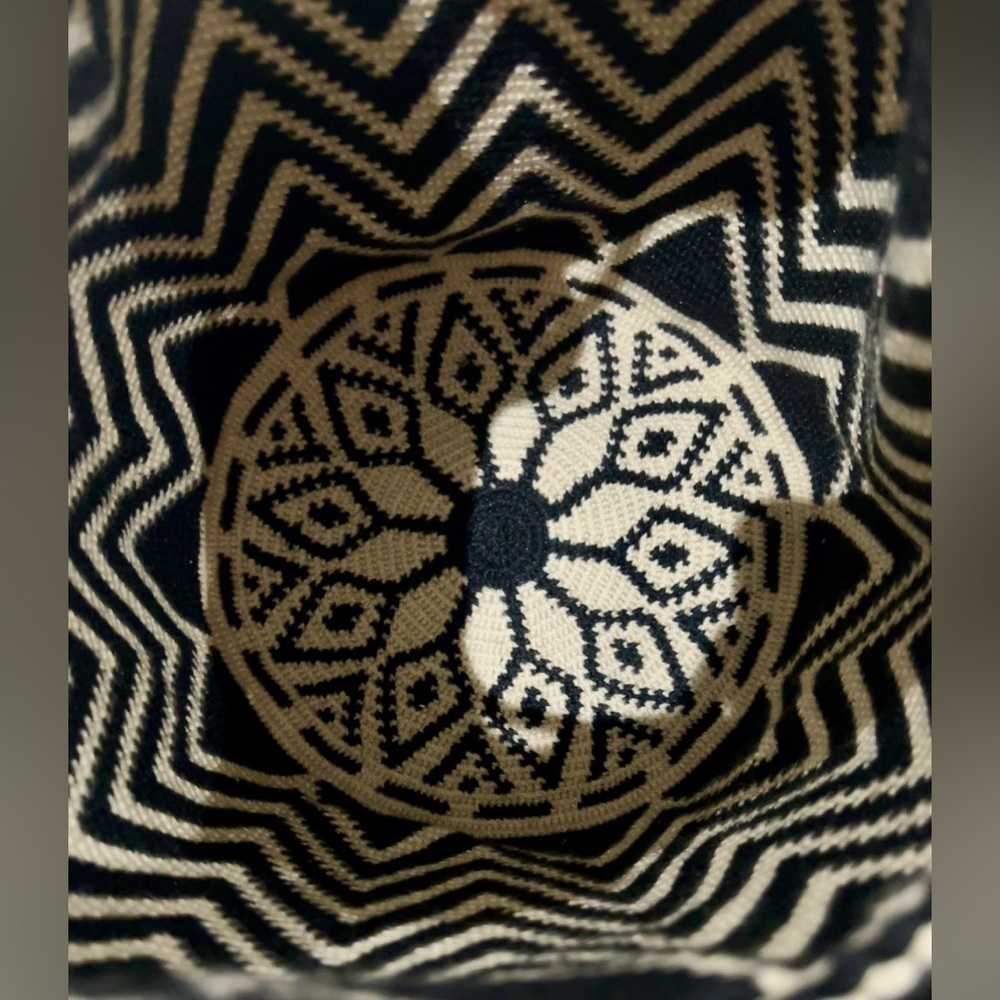 Elegant Black and Cream Chevron Crossbody Bag - Picture 8 of 12